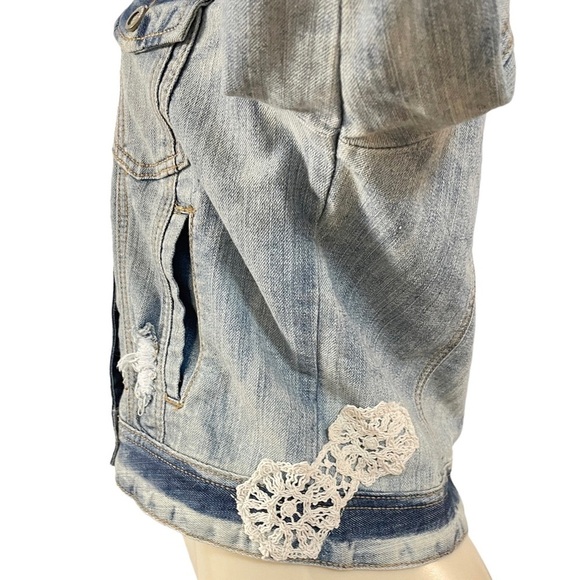 1st Kiss Blue Jean Distressed Denim Trucker Jacket Femme Cream Crochet Detailed - Picture 5 of 6